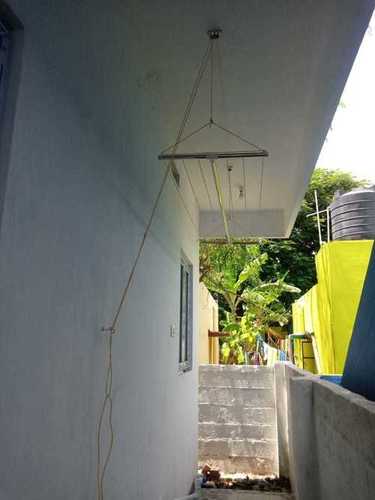 आर एस पुरम में सिल्वर रोप टाइप क्लॉथ सीलिंग हैंगर