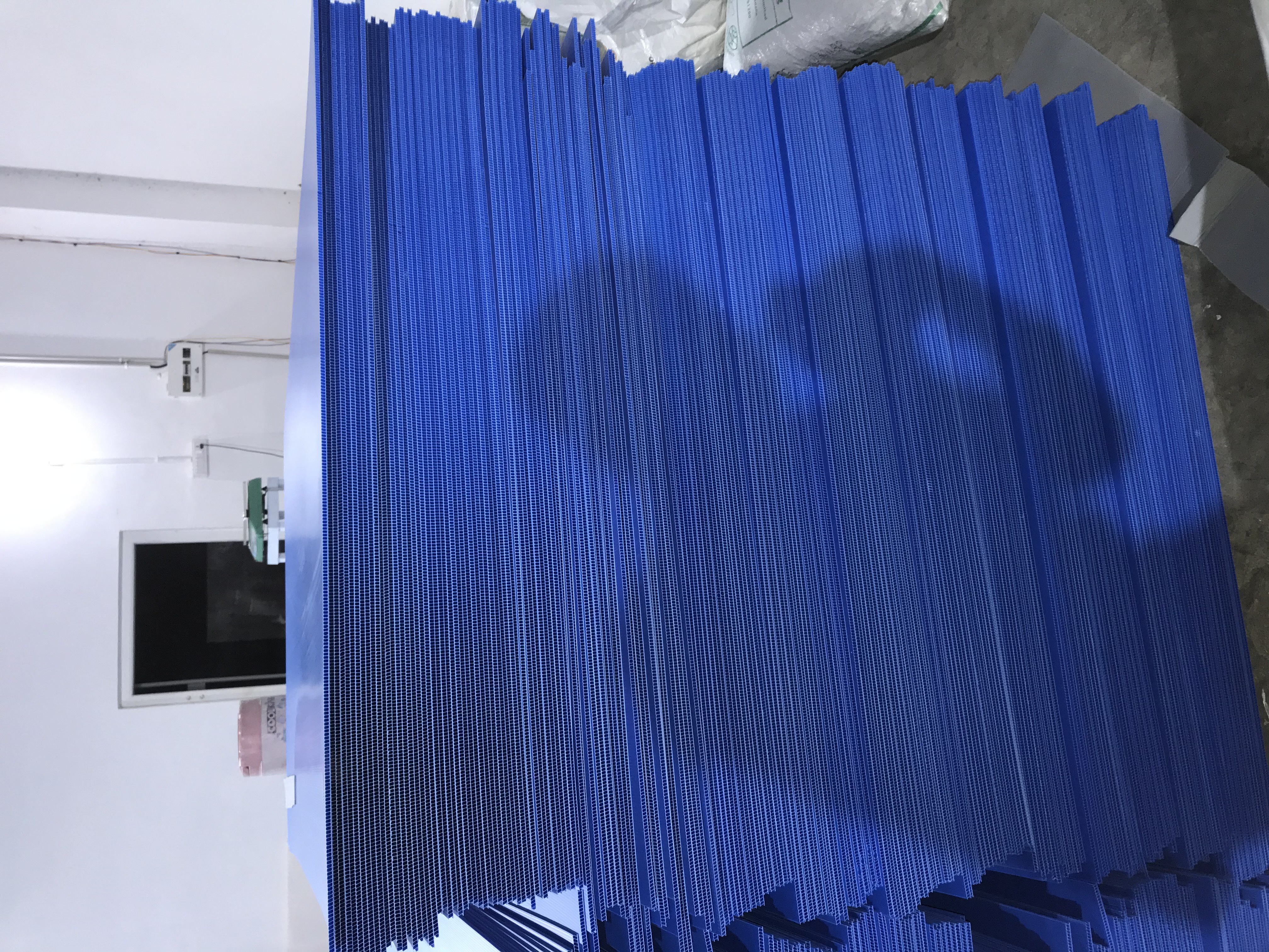 Pp Corrugated Hollow Sheet - 8 Mm Thickness, 1600x2000 Mm Size | Custom Colors, Uv Protection, Fire-retardant, Puncture Resistance, Anti-static Finish