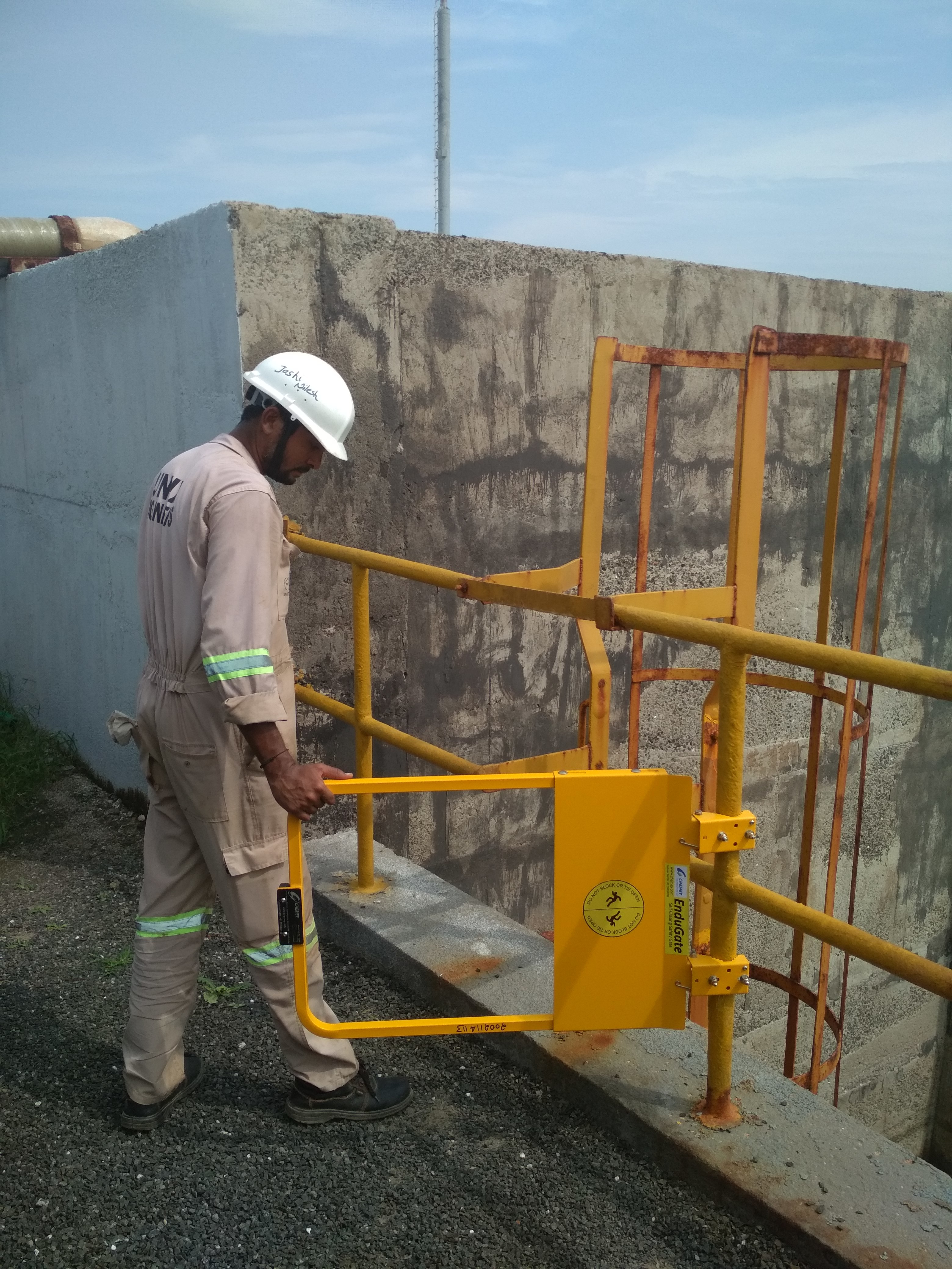 Self Closing Swing Gate Application: Industrial