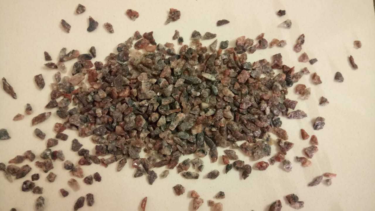 Road And Building Construction Crushed Stone Chips Pink And Red Color Granite Gravels And Aggregate - Stone Form: Cut-to-size