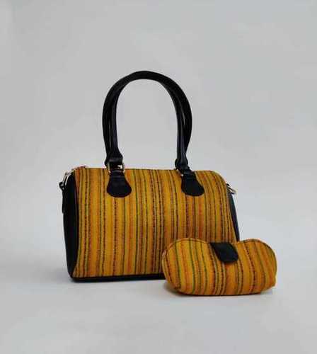 केस के साथ महिलाओं के डफ़ल बैग