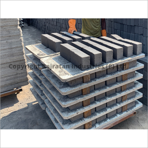 Fly Ash Bricks Pallets - Plastic Aluminum Composite, Custom Size Available, White Color, Load Capacity Of 1000 Kg, 2-way Entry Type