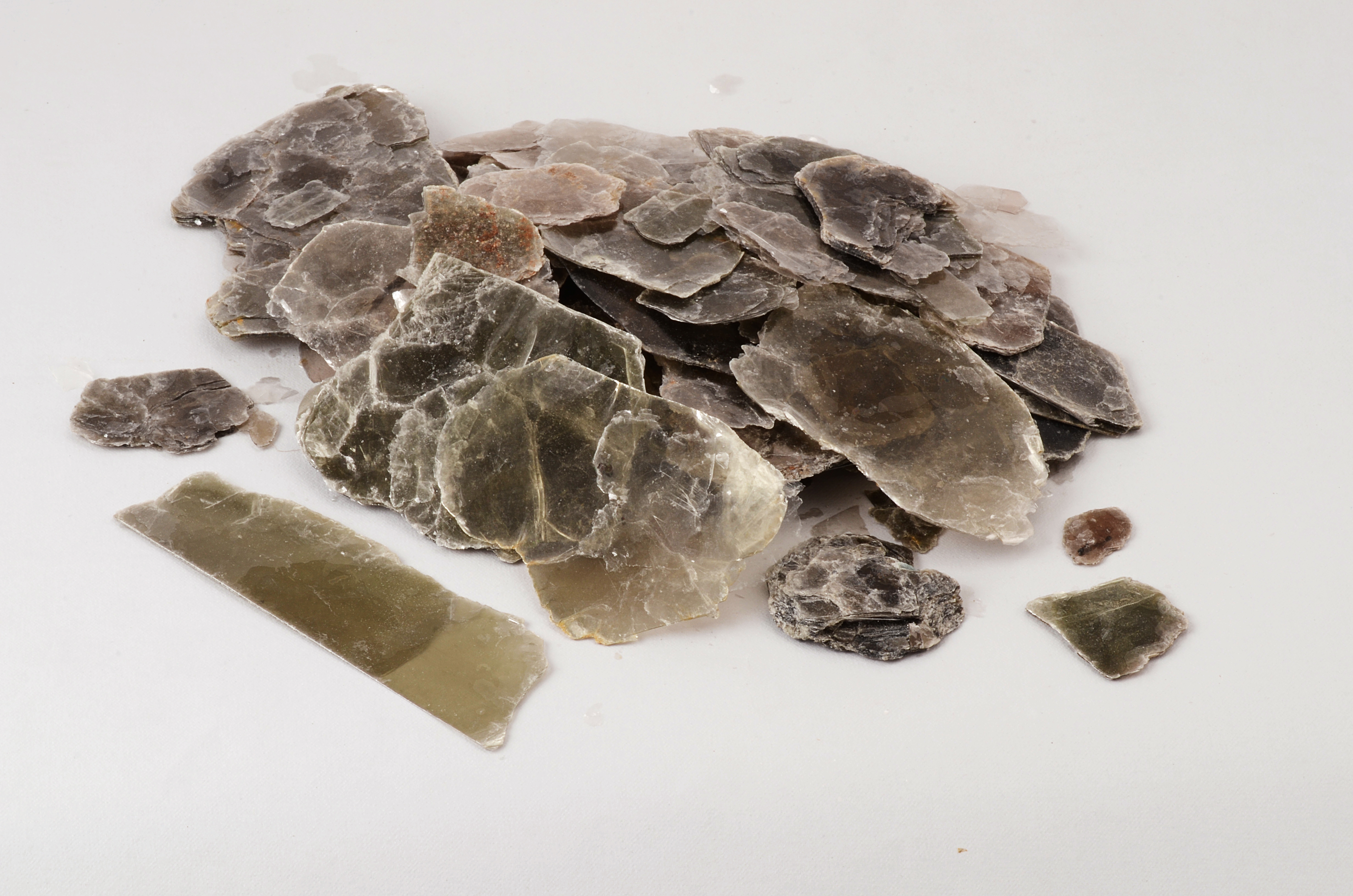 Dark Green Spotless Mica Scrap - Mica Material 50 Kg Packaging Dark Green Color 1/2 Inch Mesh Size | Spotless High Tensile Strength Impurity-free