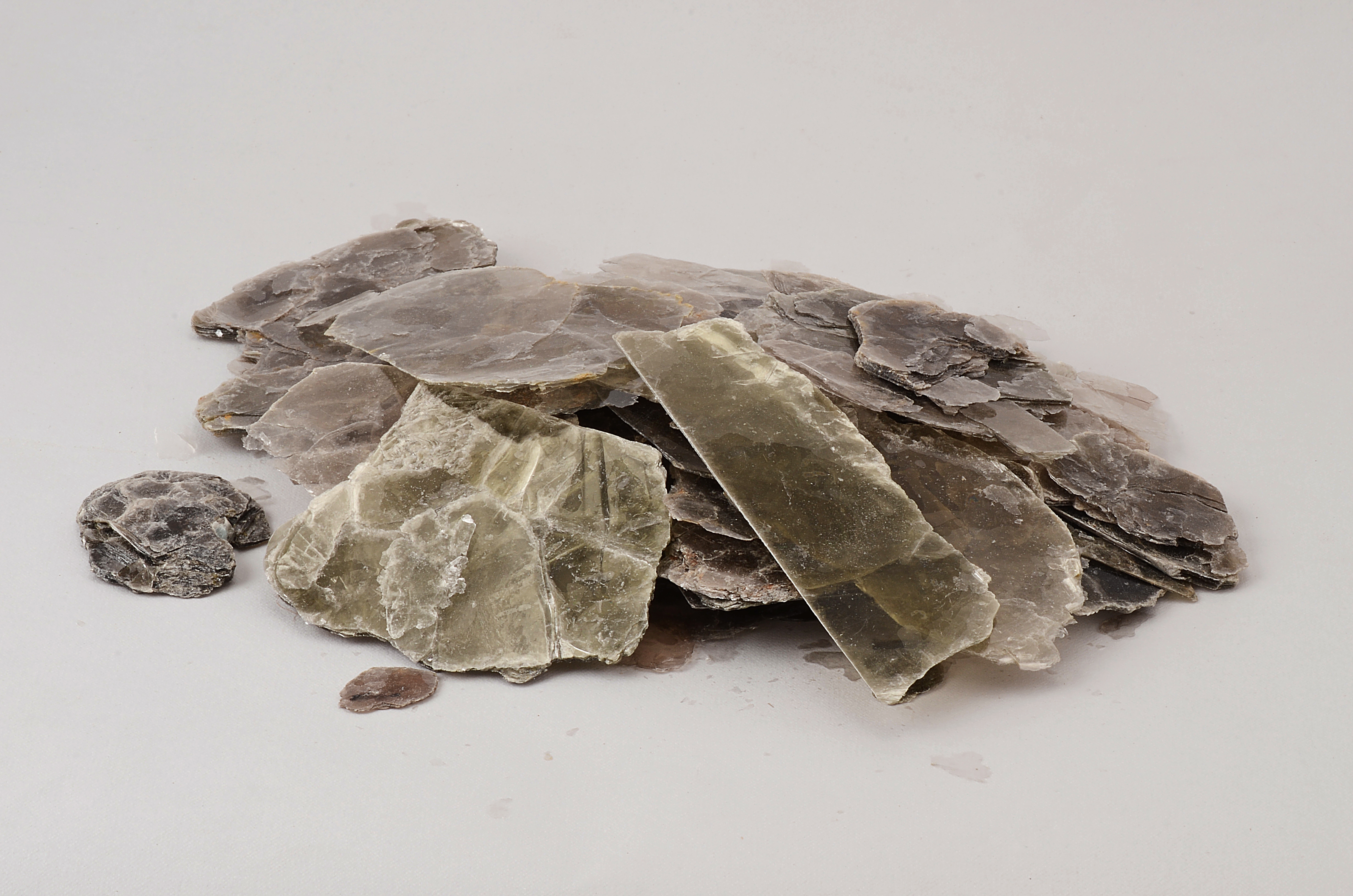 Dark Green Spotless Mica Scrap - Mica Material 50 Kg Packaging Dark Green Color 1/2 Inch Mesh Size | Spotless High Tensile Strength Impurity-free