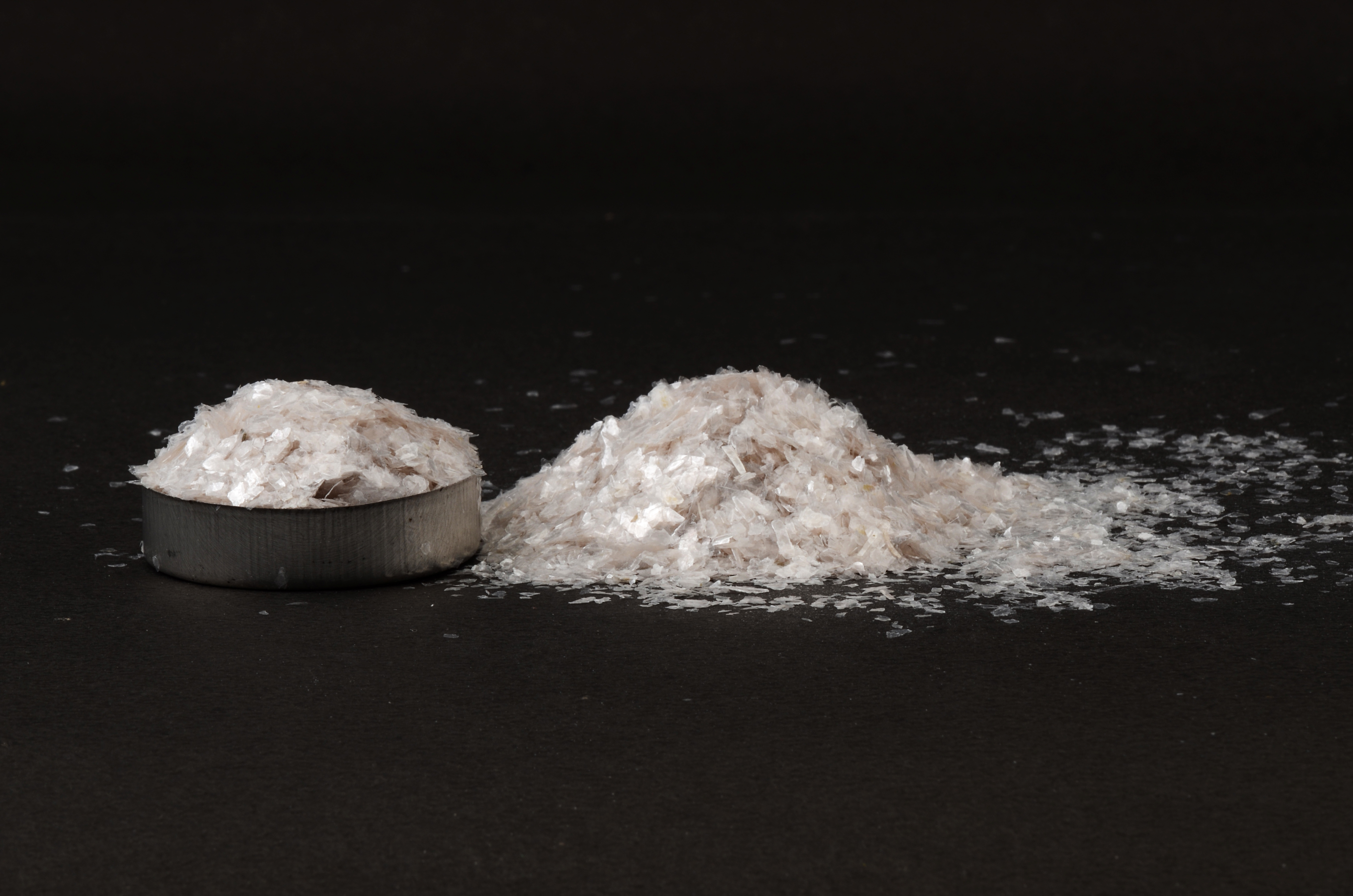White Mica Powder - Muscovite Mica, 25 Kg Packaging, White Color, 100 Mesh Size | Ideal For Rubber, Coatings, Painting, Well Drilling