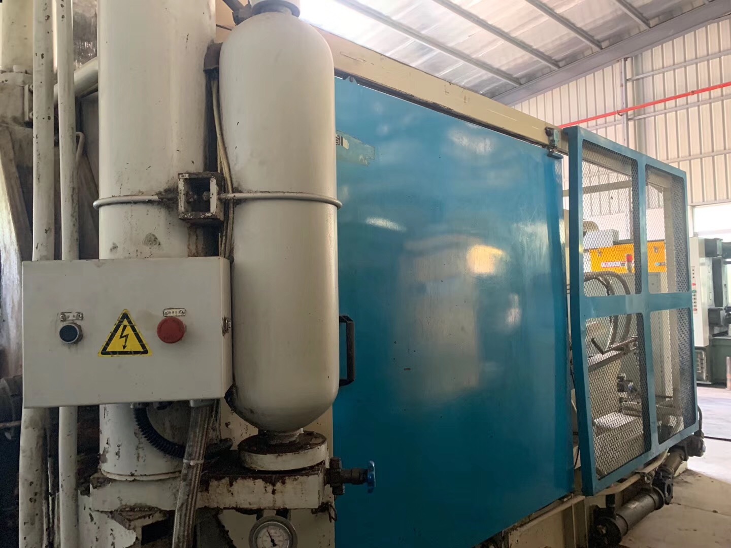 Used Yizumi 280t Hot Chamber Die Casting Machine - 6500x1850x2650 Mm, Grey | Eco-friendly, High Efficiency, Plc Control, Automatic Lubrication, Stable Operation