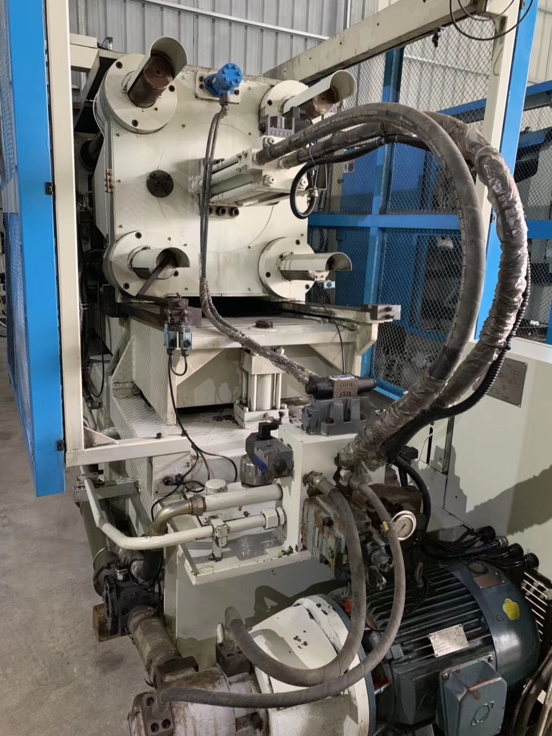 Used Yizumi 280t Hot Chamber Die Casting Machine - 6500x1850x2650 Mm, Grey | Eco-friendly, High Efficiency, Plc Control, Automatic Lubrication, Stable Operation