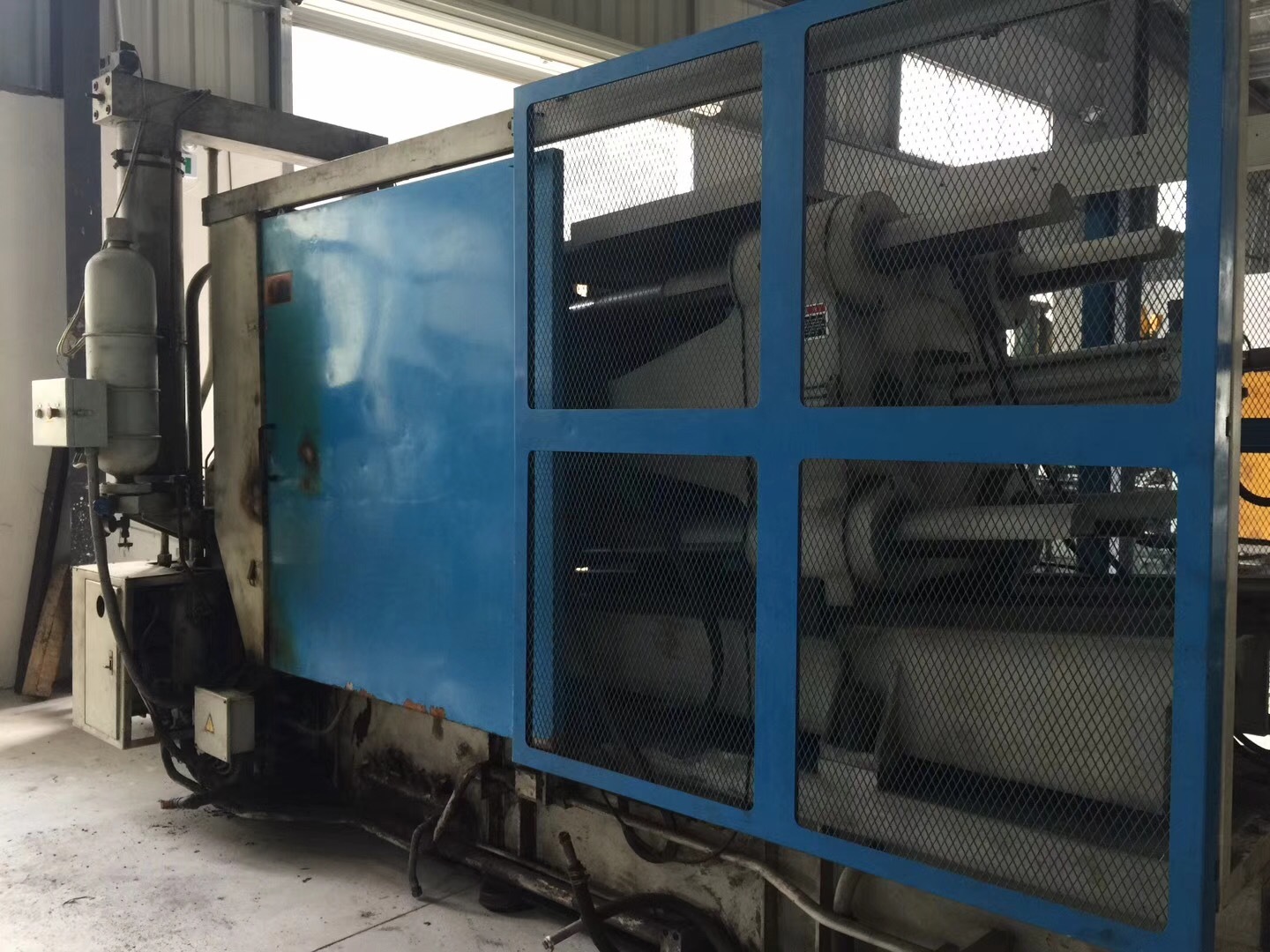 Used Yizumi 280t Hot Chamber Die Casting Machine - 6500x1850x2650 Mm, Grey | Eco-friendly, High Efficiency, Plc Control, Automatic Lubrication, Stable Operation