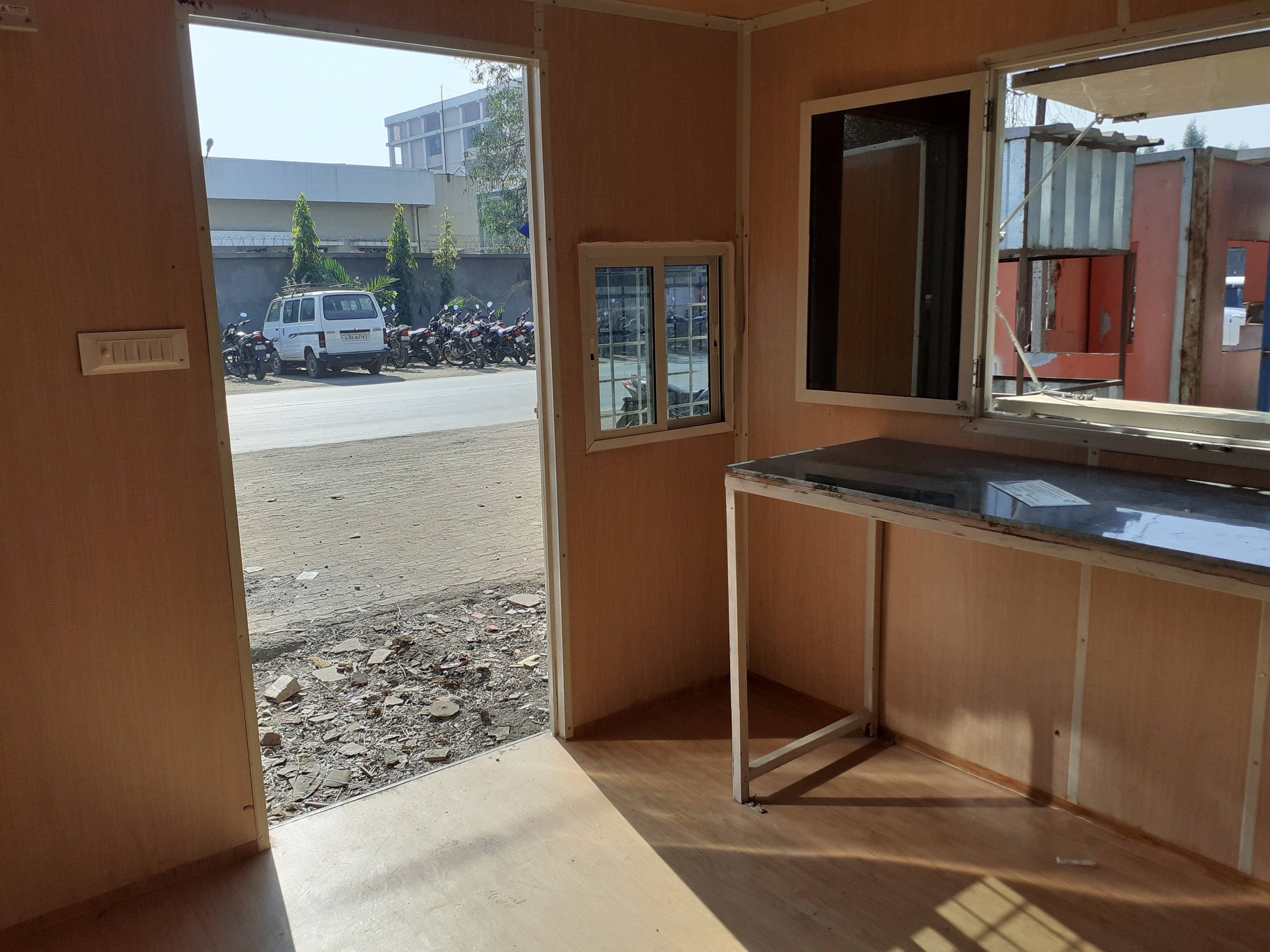 Portable Shop Cabin - Color: Ral 9002 And Blue