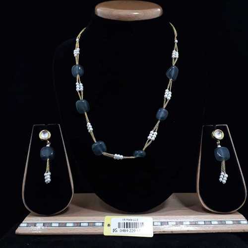 इयररिंग लिंग के साथ माला सेट: महिलाएं
