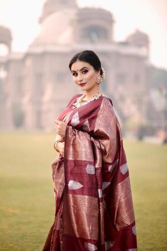 पारंपरिक विशेष रूप से चुनी हुई लीची सिल्क क्लासिक भूरे रंग की साड़ी