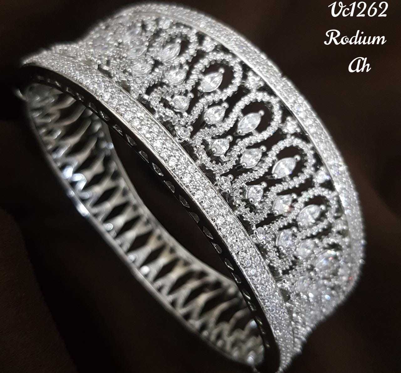 अमेरिकन डायमंड ब्रेसलेट्स गुड