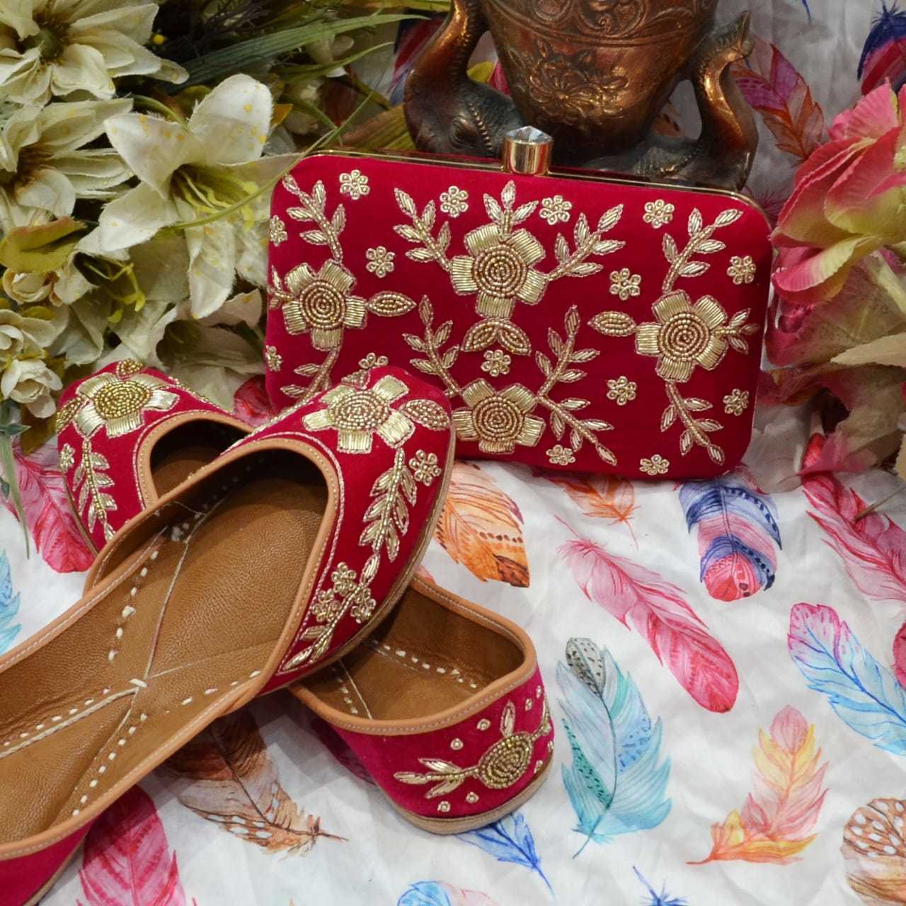 No Fade Off White Punjbai Jutti With Multi Thread Work With Maching Clutch