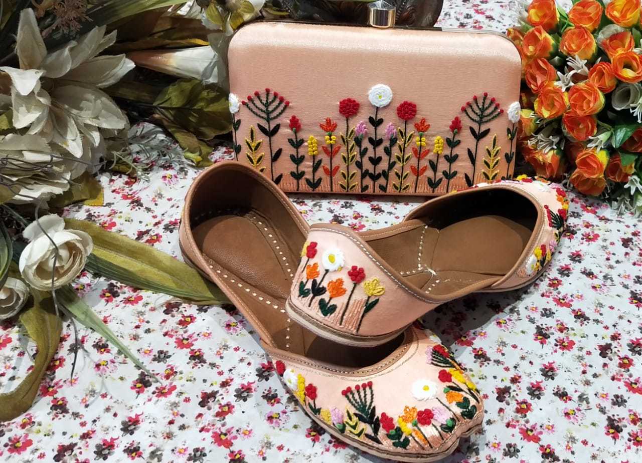 No Fade Off White Punjbai Jutti With Multi Thread Work With Maching Clutch