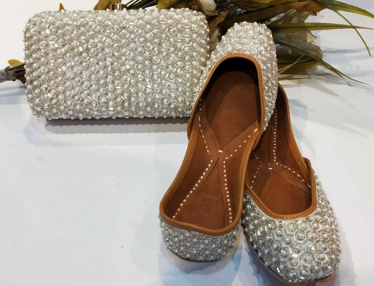 No Fade Off White Punjbai Jutti With Multi Thread Work With Maching Clutch