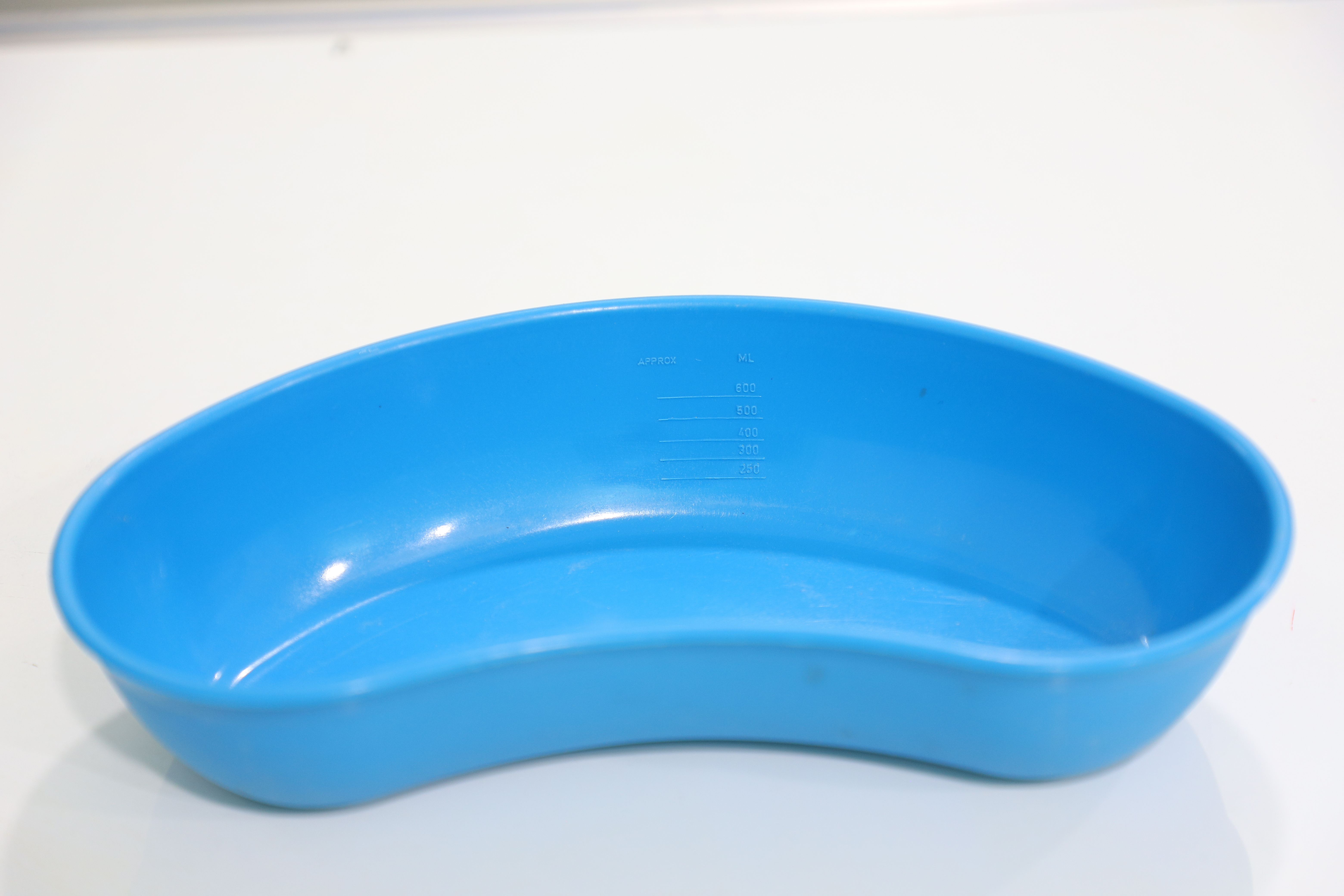 Pp Kidney Tray - Plastic, 500ml/750ml Size, Blue Color, Rigid Hardness, Kidney Shape, 260-55 X 75 Mm / 210-55 X 45 Mm Dimensions, 1 Year Warranty