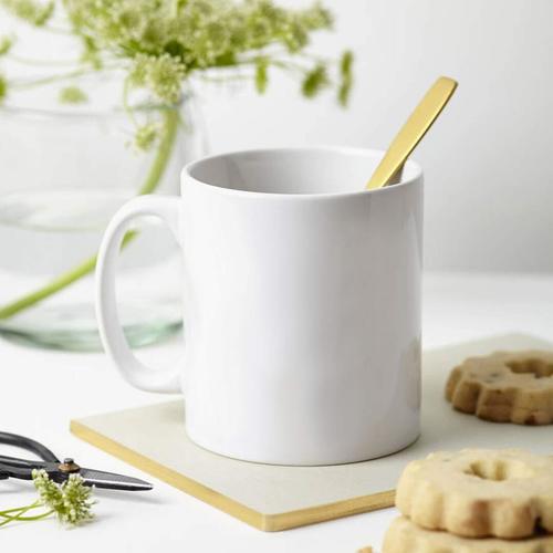 सफेद सिरेमिक कॉफी मग
