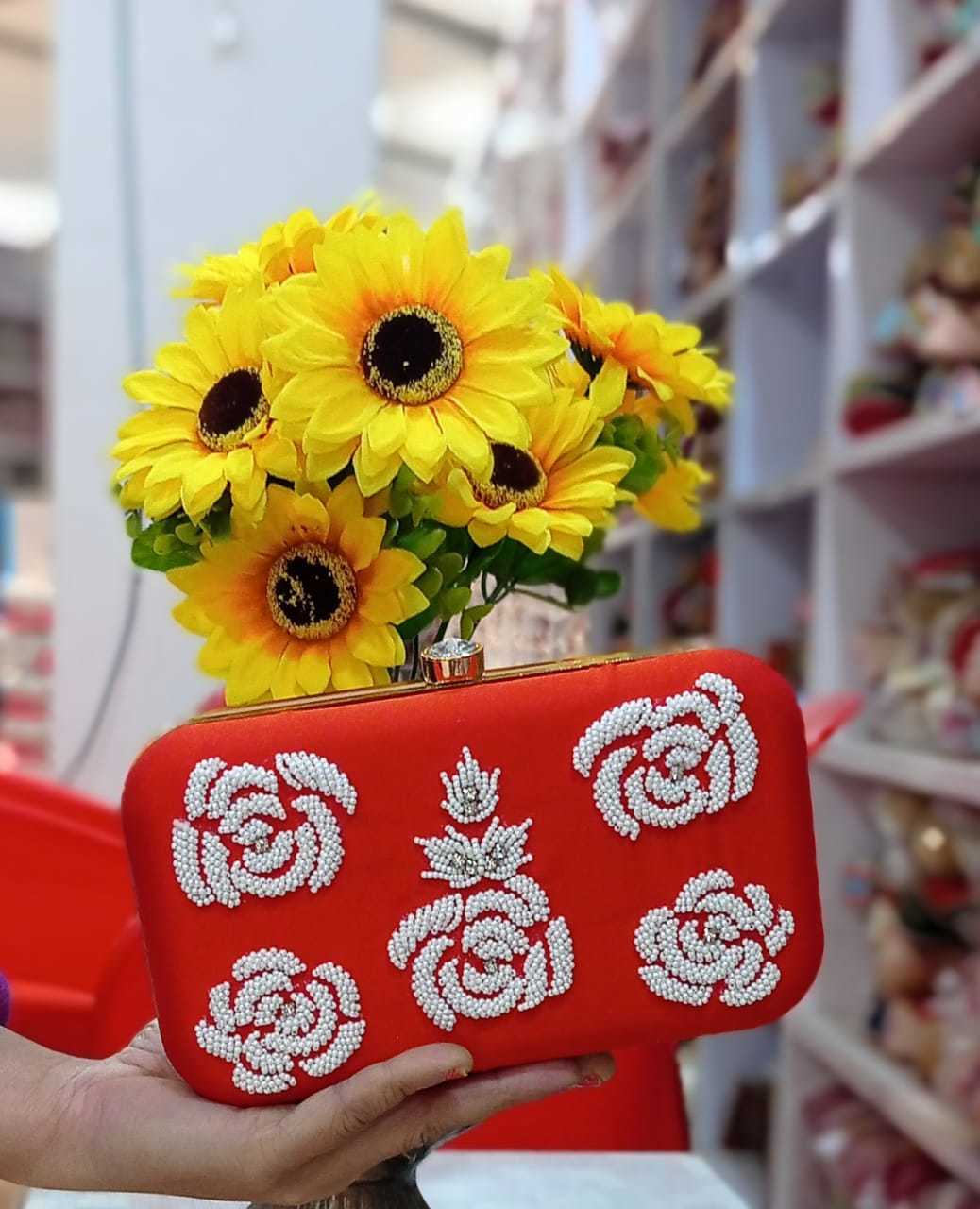 Pista Ethnic Clutches Online