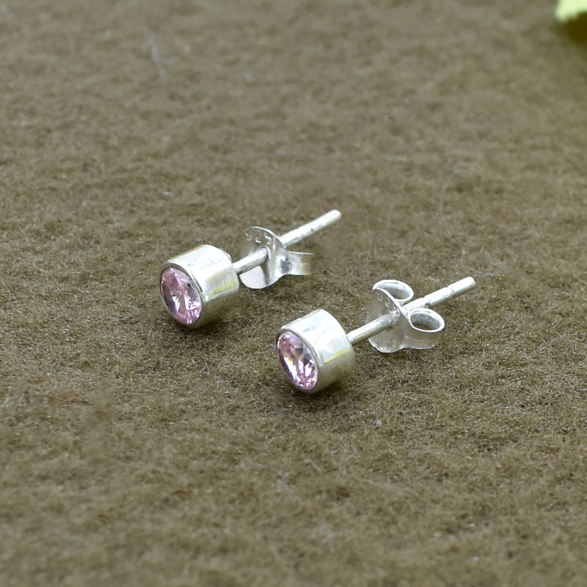 Beautiful Pink Color Zircon Round Gemstone 925 Sterling Silver Post Stud Earring Gender: Women