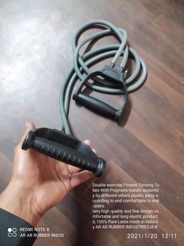 डबल ट्यूब और हैंडल के साथ टोनिंग ट्यूब का अभ्यास करें