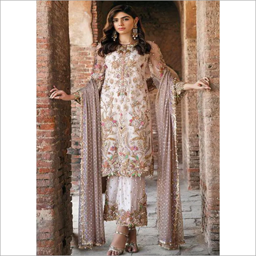 कशीदाकारी महिलाओं का आधुनिक सूट