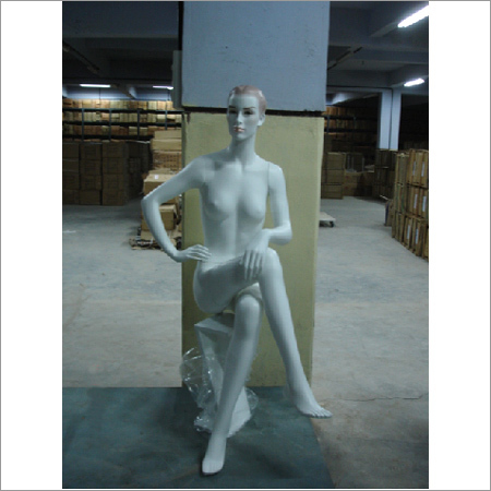 महिला बैठने वाले मैनिकिन