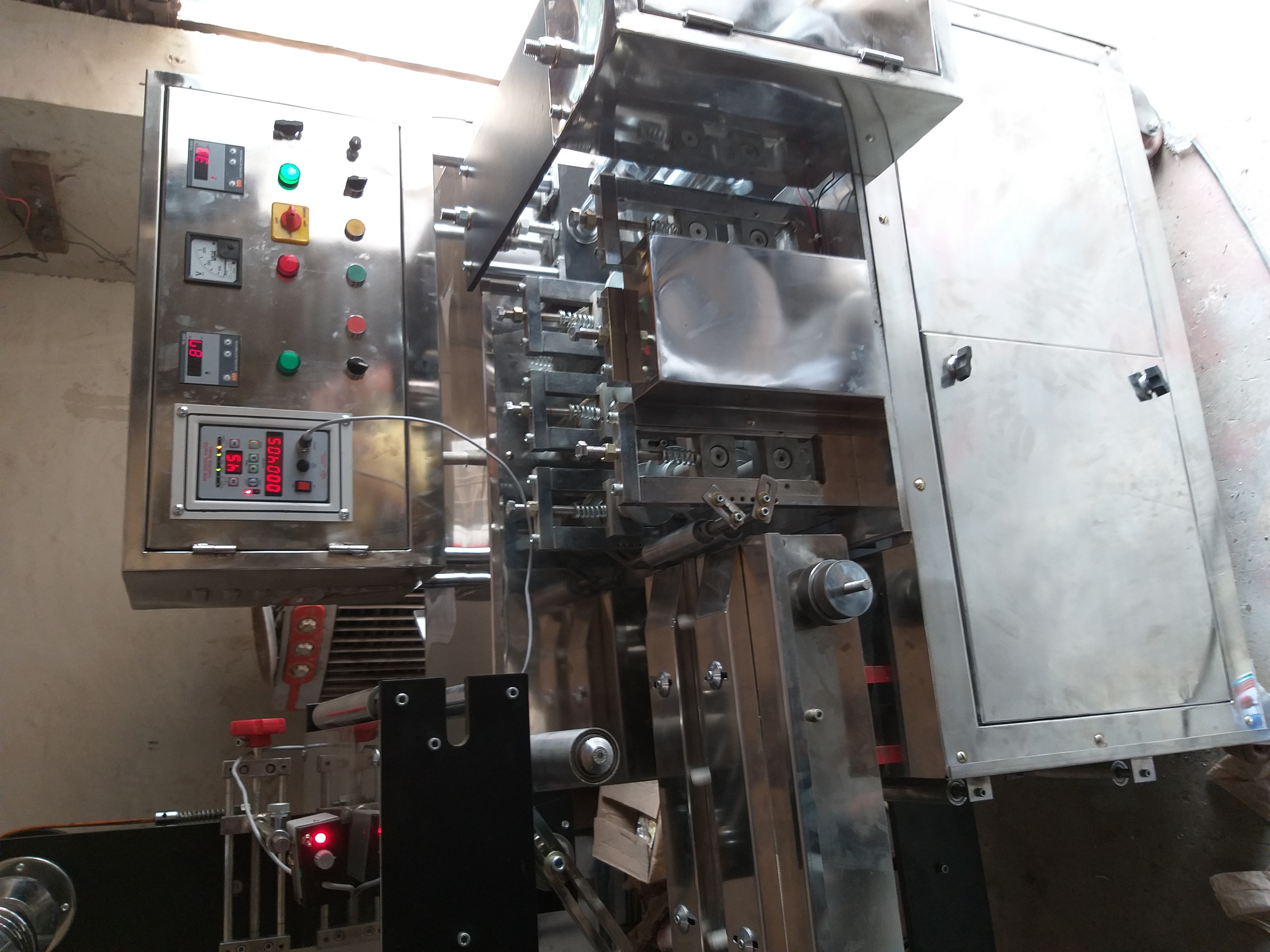 Iv Canulla Fixture Packaging Machine - 4 Side Sealing, 700 Kg Heavy Duty, 5 Kw Efficiency, Rust Proof, Low Power Consumption