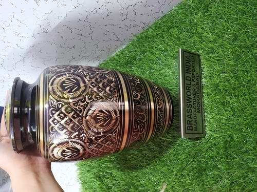 पीतल क्लासिक काला पूर्ण उत्कीर्ण मानव वयस्क कलश अंतिम संस्कार