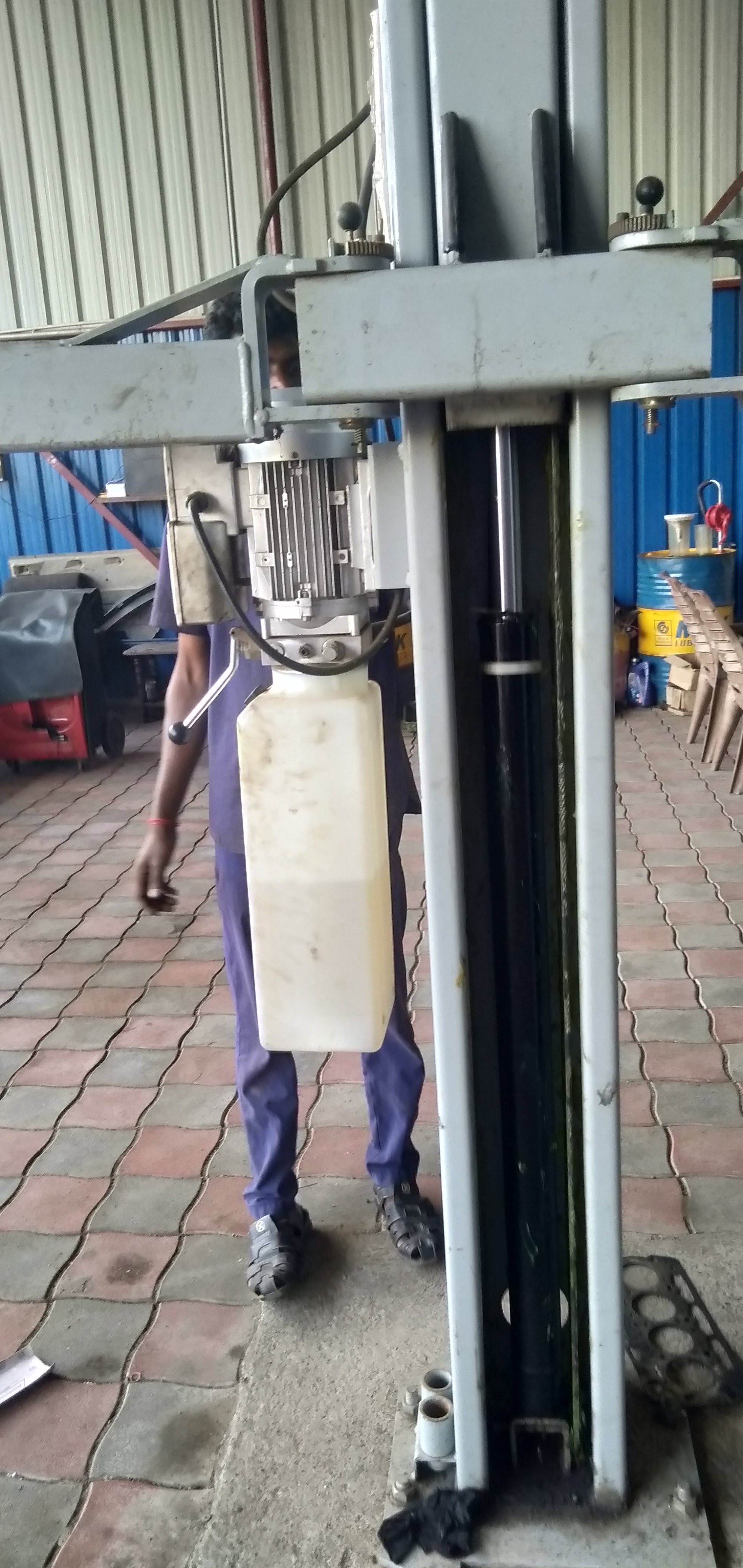 Two Post Lift - Lifting Capacity: 4 Tonne