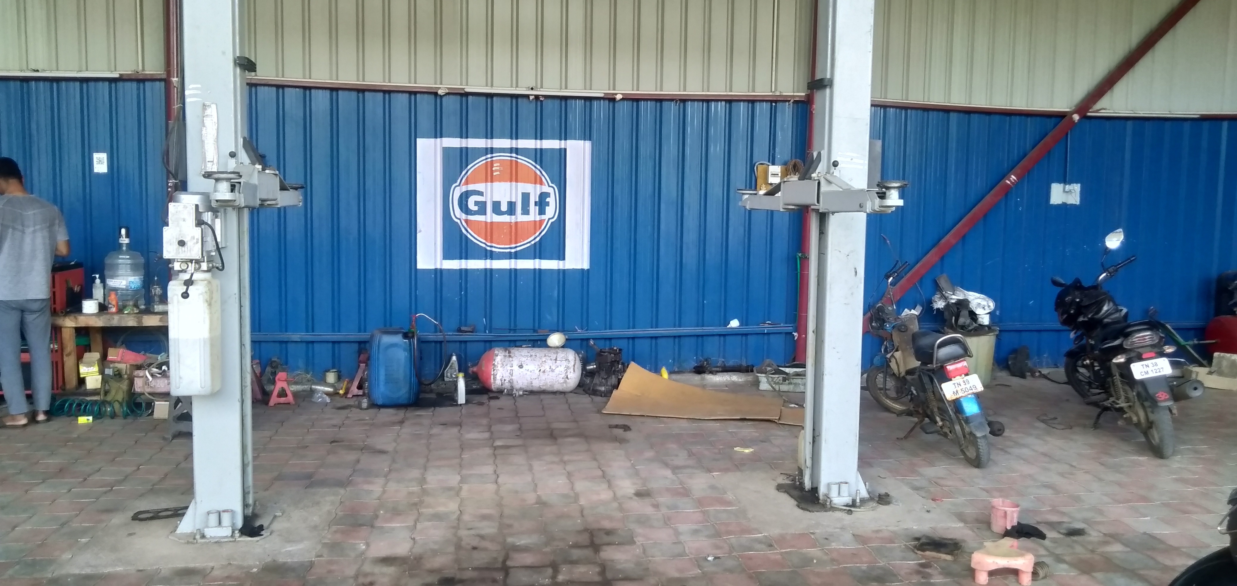 Two Post Lift - Lifting Capacity: 4 Tonne