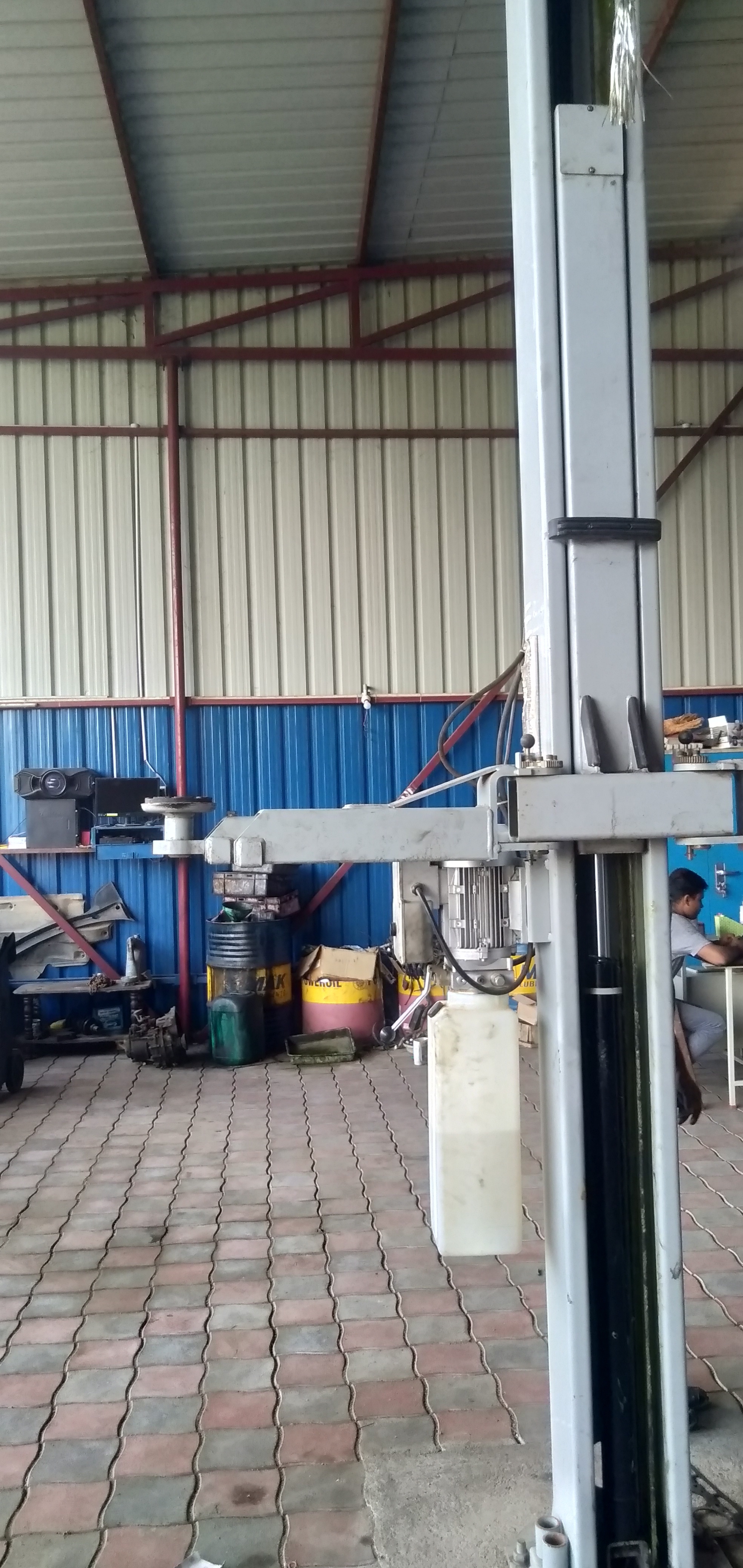 Two Post Lift - Lifting Capacity: 4 Tonne