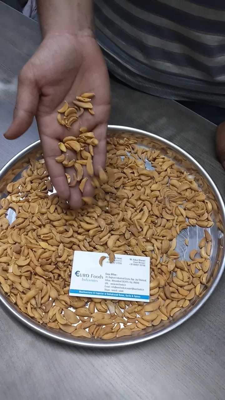 Dehydrated Garlic Flakes - No Preservatives, 1.6-1.8 Mm Thickness | Continuous Hot Air Drying, 24 Months Shelf Life, Attractive Garnish