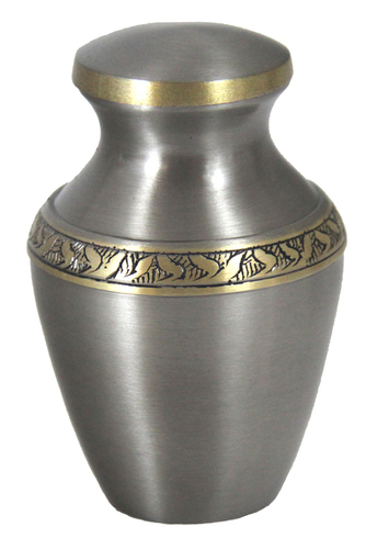 पॉलिशिंग क्लासिक प्यूटर कलश