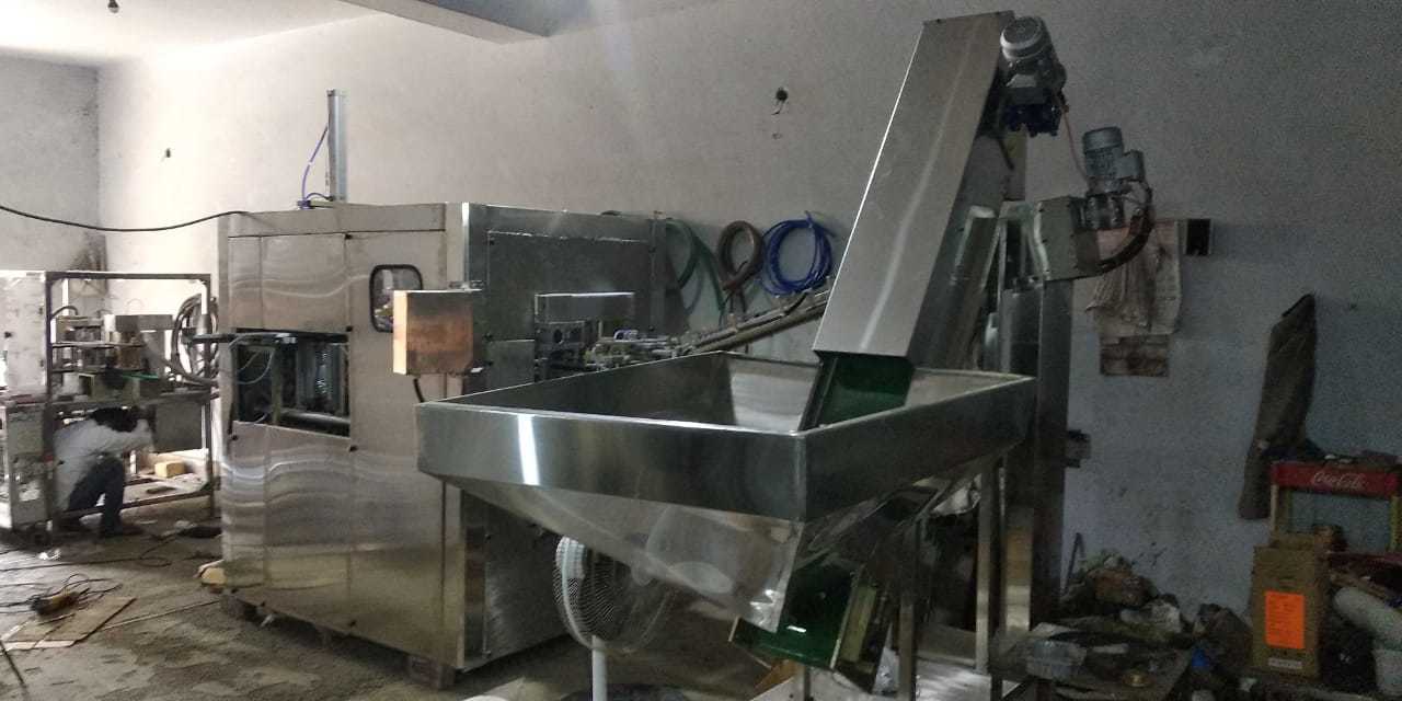 Fully Automatic Blow Moulding Machine Load Capacity: 2 Tonne