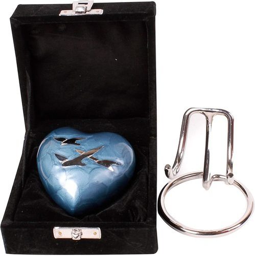 ब्लू एंड सिल्वर गोइंग होम हार्ट अर्न