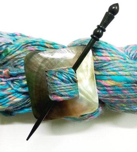 पर्ल शॉल पिंस की ब्लैक मदर- स्क्वायर जेंडर: महिलाएं