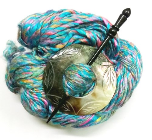 पर्ल शॉल पिंस की काली माँ- नक़्क़ाशीदार वृत्त लिंग: महिलाएं