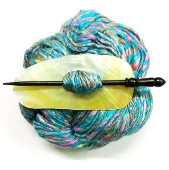 गोल्डन मदर ऑफ़ पर्ल शॉल पिन - ओवल शेप जेंडर: महिलाएं