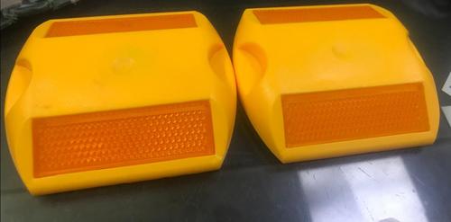 प्लास्टिक रोड स्टड्स