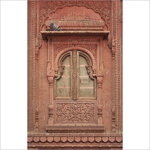 नक्काशीदार पत्थर झरोखा