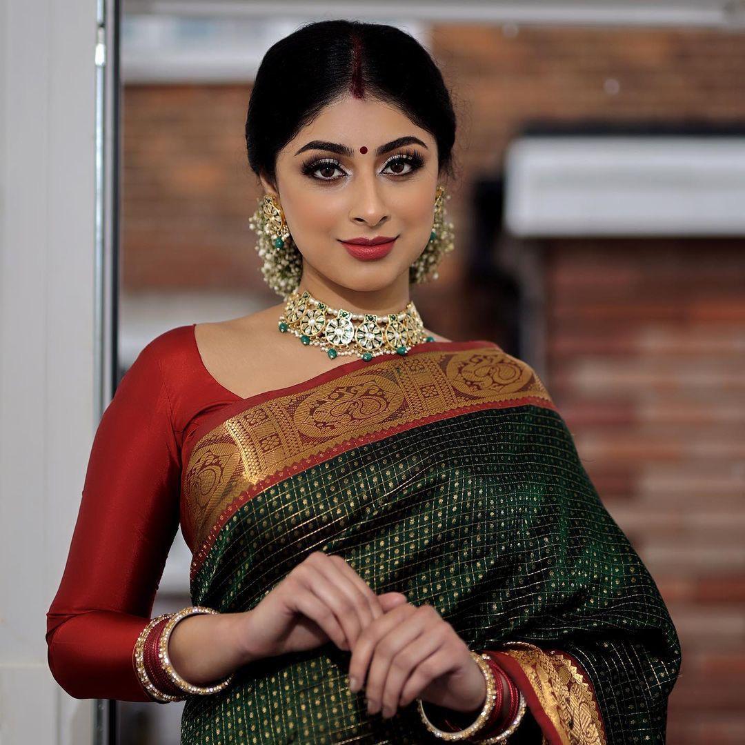 Organic Banarasi Saree - Lichi Silk, 5.5 Meter Length | Dark Green With Red Blouse, Enchanting & Breathable For All Seasons, Perfect For Weddings