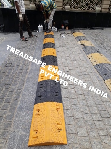 रबर स्पीड ब्रेकर की स्थापना