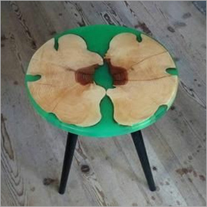 लकड़ी और राल की मेज