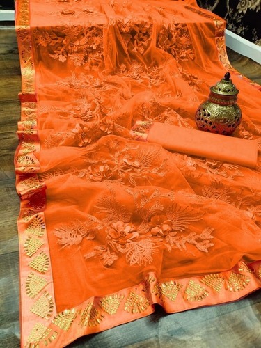 सांस लेने योग्य सुरीली साड़ी