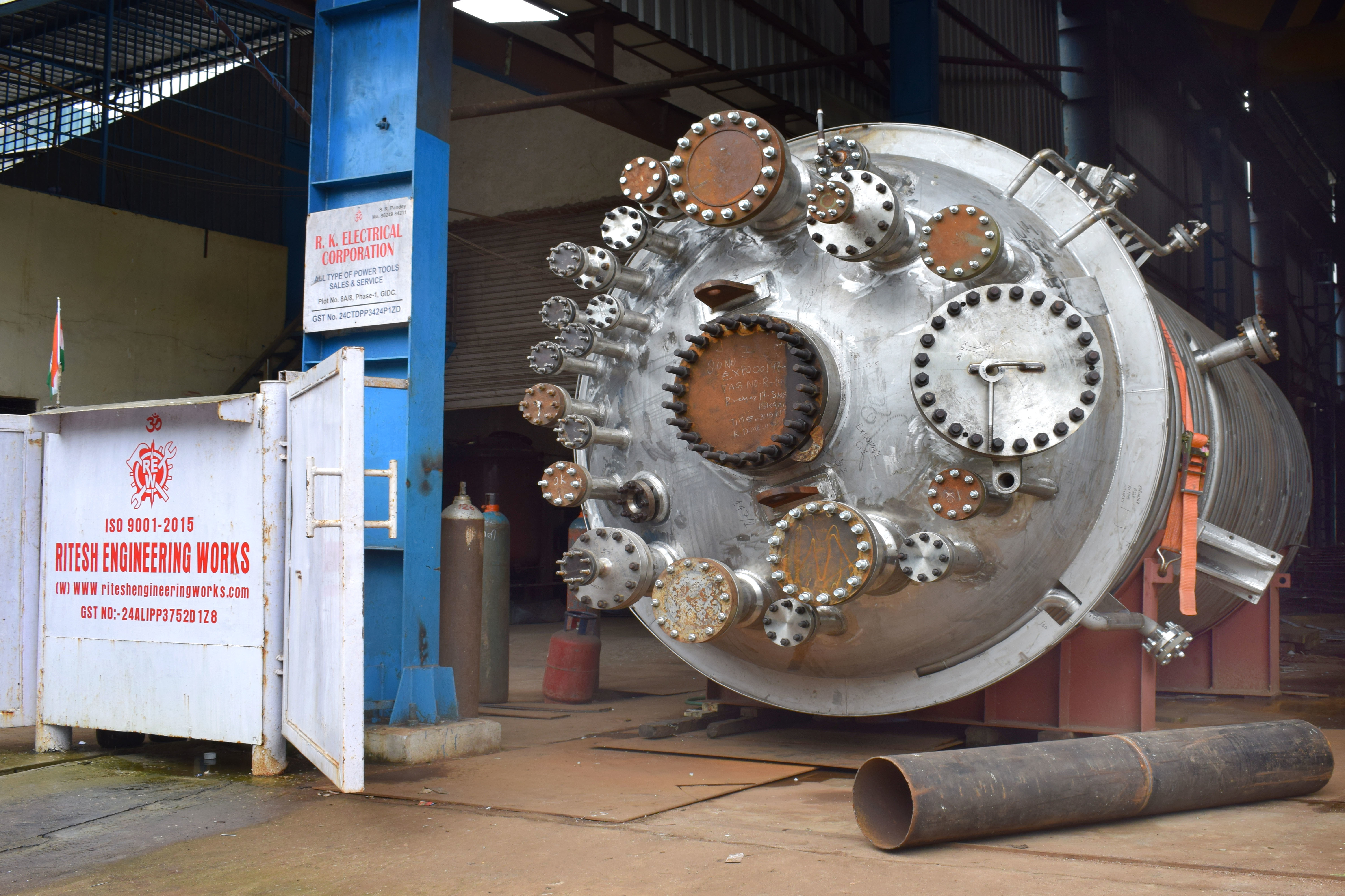 Ss 316 International And Outer Coil Type Reactor Capacity: 2000 Ltr Above Liter/day