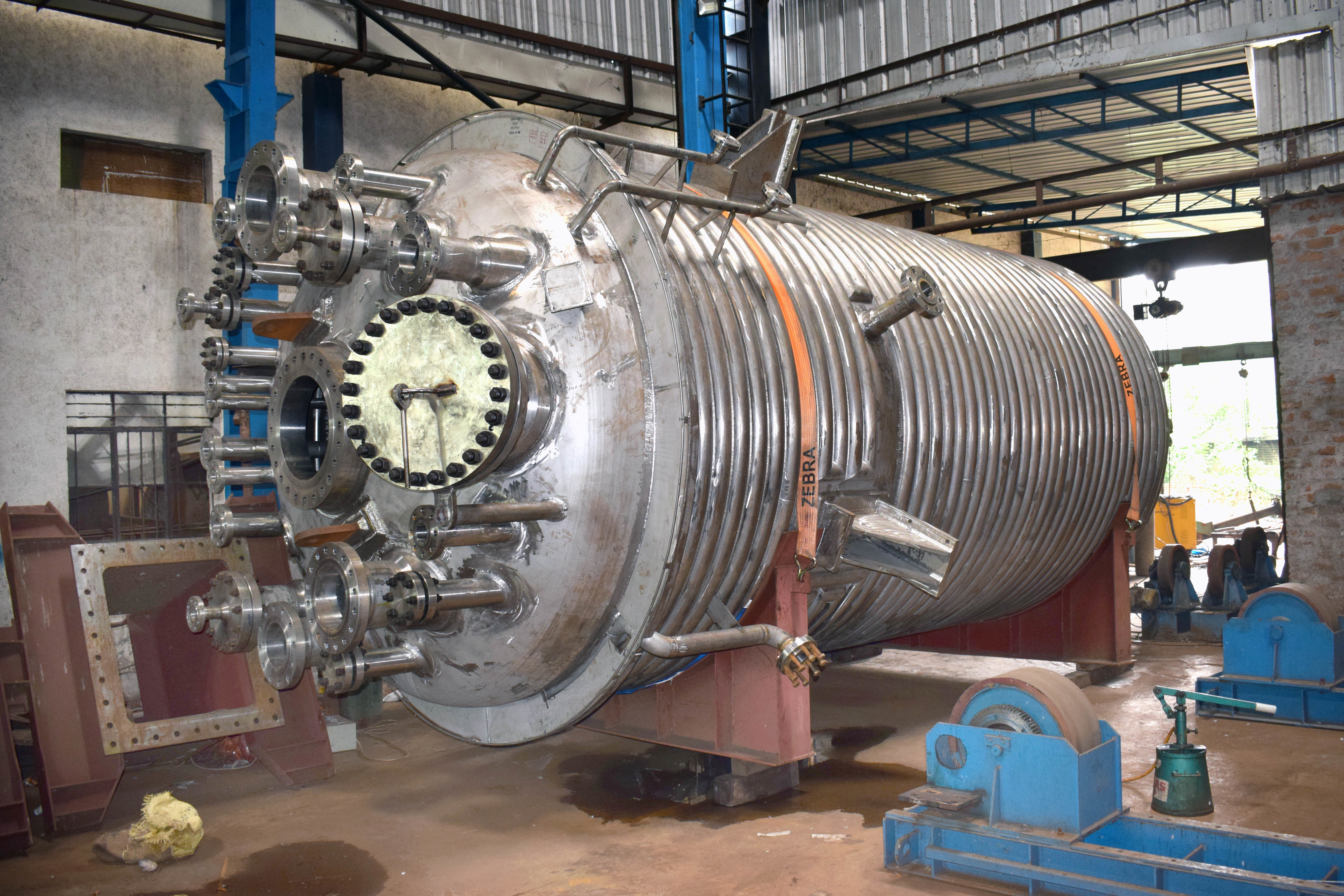 Ss 316 International And Outer Coil Type Reactor Capacity: 2000 Ltr Above Liter/day