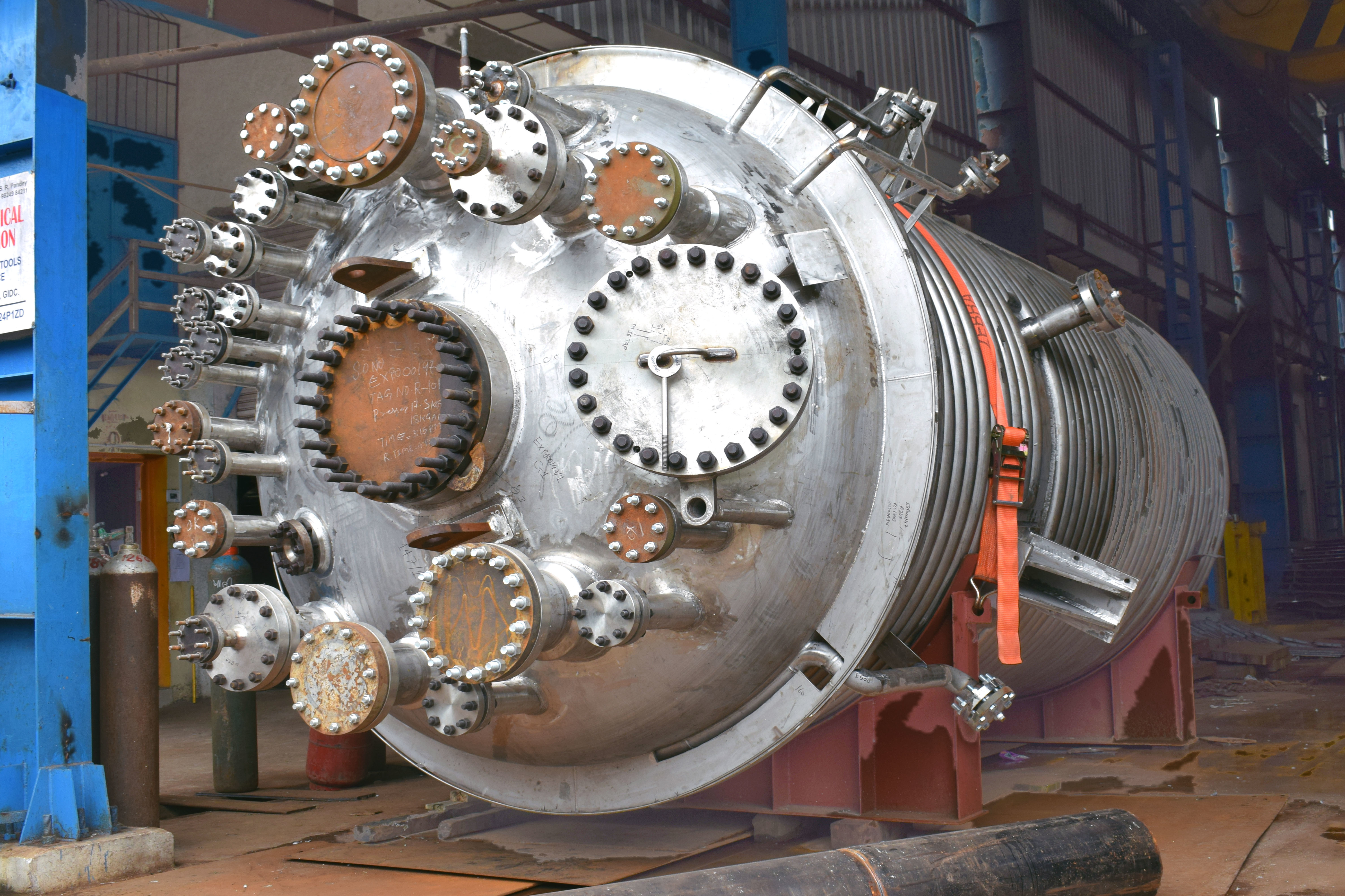 Ss 316 International And Outer Coil Type Reactor Capacity: 2000 Ltr Above Liter/day