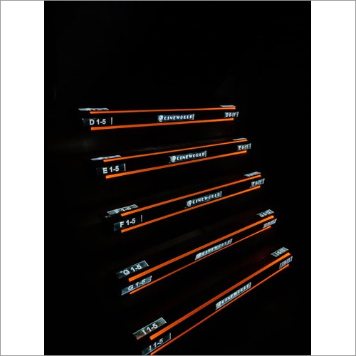 व्हाइट इलुमैक्स प्रीमियम स्टेप लाइट