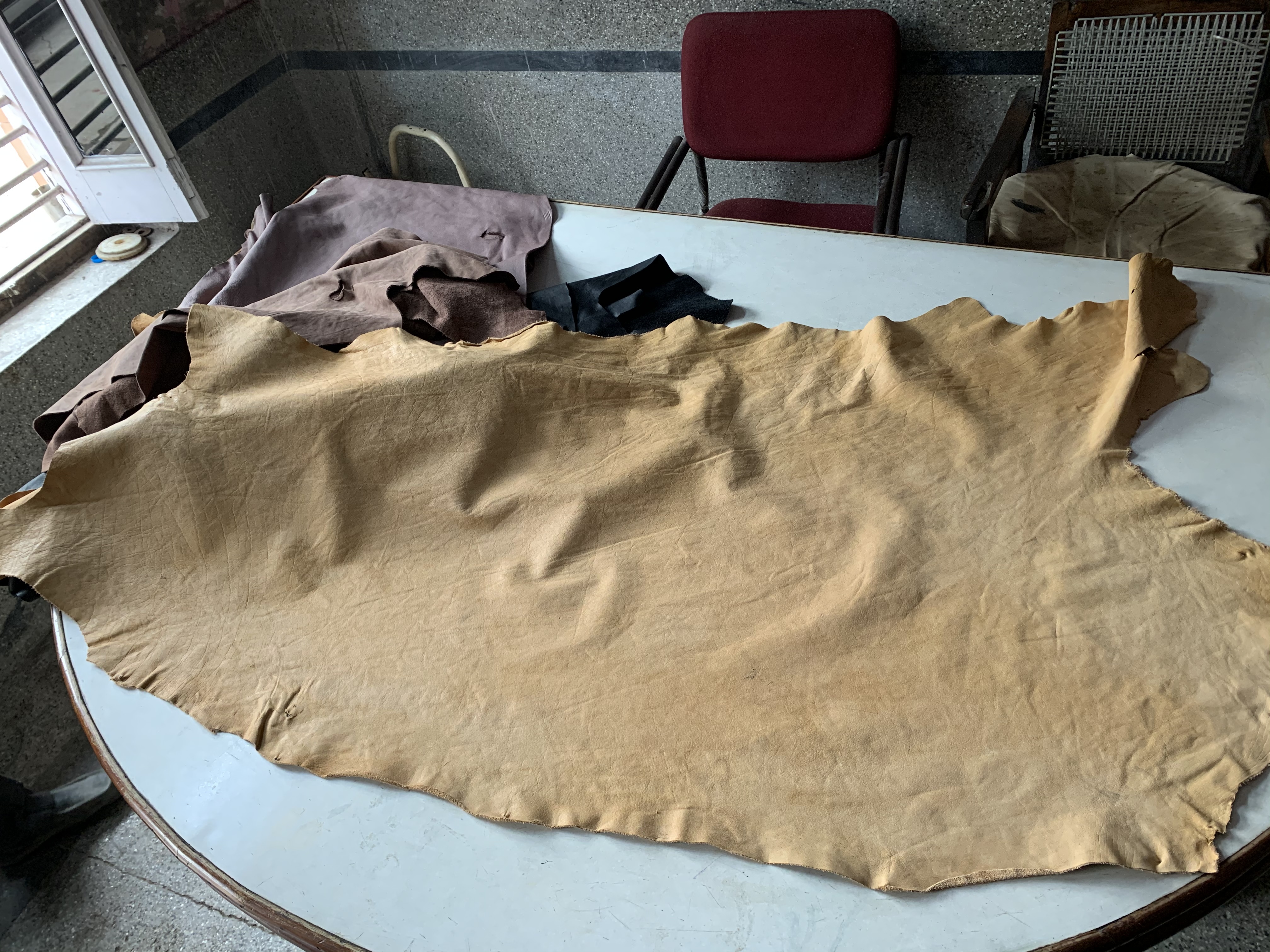Crust Leather - Buff Calf Leather 30 X 40 Feet, Natural Finish, Plain Pattern, Ideal For Garment Manufacturing