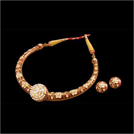 लाल मीनाकारी बोरा हंसली सेट